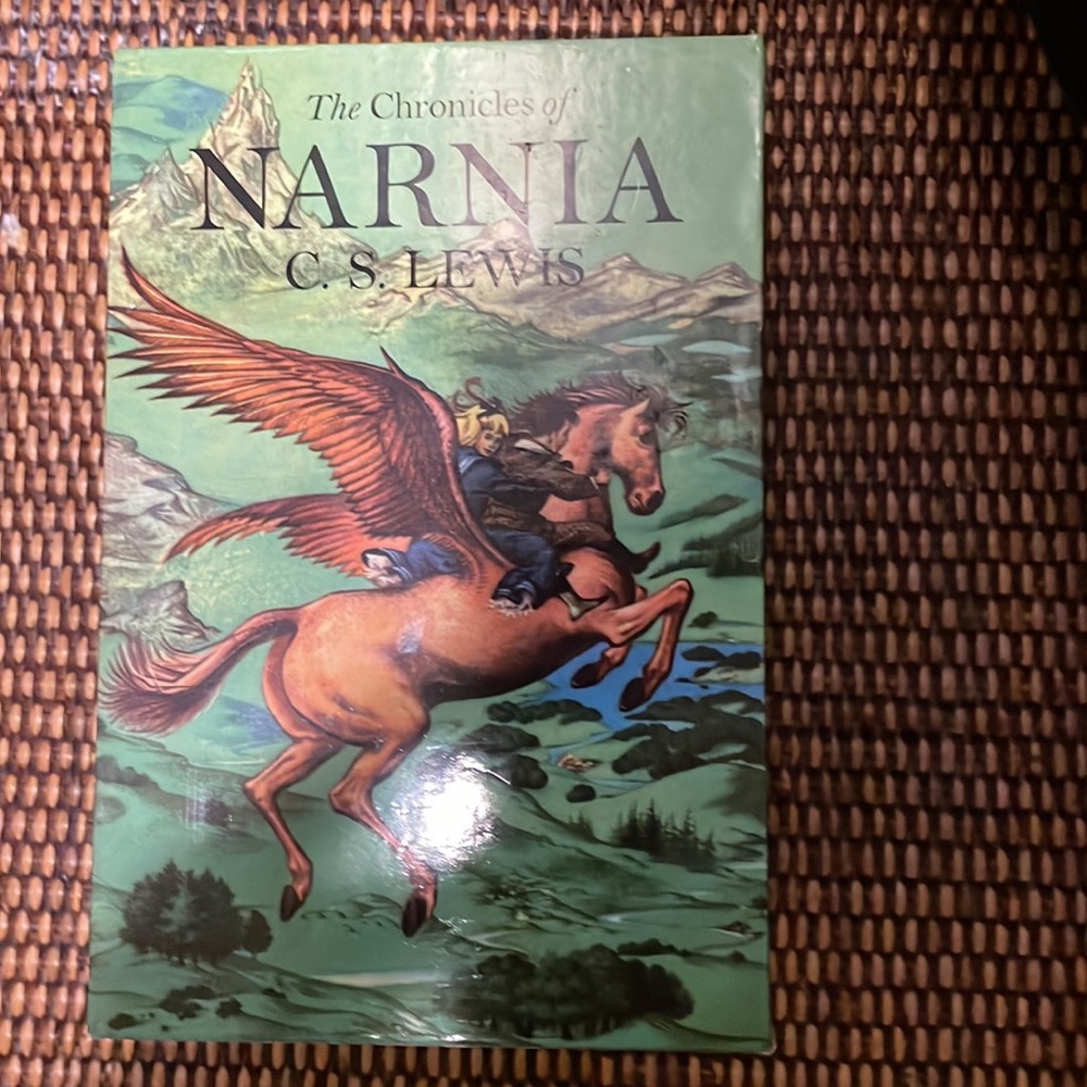 Full set the chronicles of Narnia, by C.S.Luis. All seven books included, case.